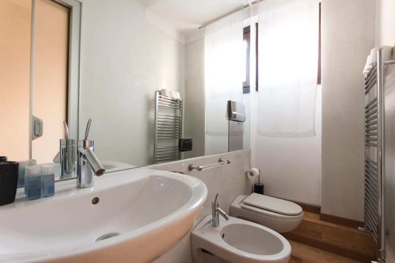 Youhosty - Duomo Studio Apartment Milan